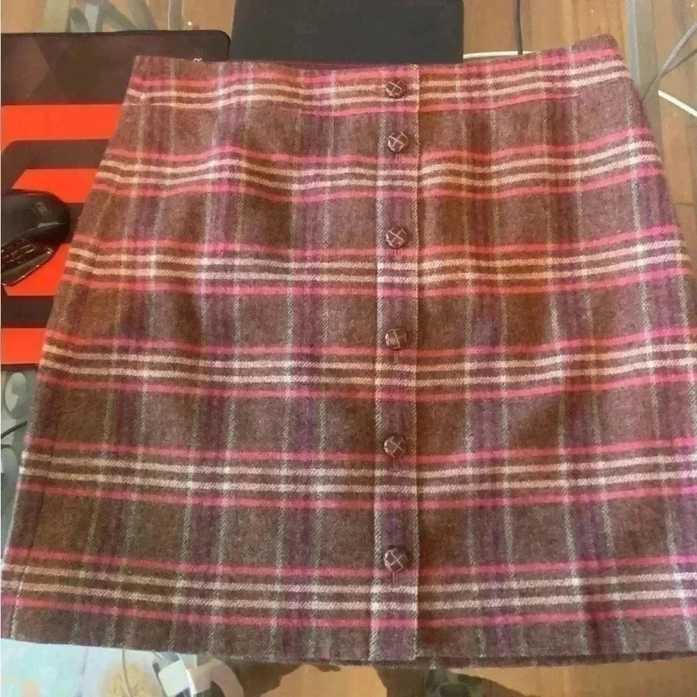 16P Talbots Plaid skirt. Wool blend.Front closure w leather buttons. Dry Clean